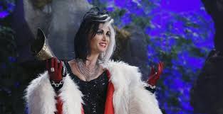 A pampered and glamorous london heiress. Aktrisa Emma Stoun Effektno Perevoplotilas V Kruellu De Vil