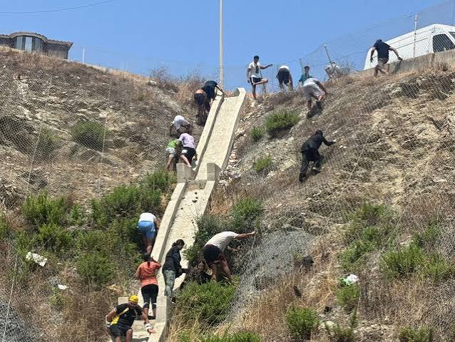 Crisis migratoria en Ceuta, en directo: última hora de la entrada a nado desde Marruecos y la situación en la frontera