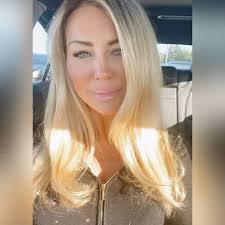 Elsa Davis's Instagram, Twitter & Facebook