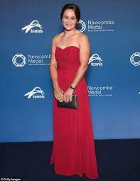 Ashleigh barty defeated the czech teenager marketa vondrousova in straight sets within 70 minutes to win the french open women's singles title on saturday. Australian Tennis Star Ash Barty Defies Odds After Quitting In 2014 Daily Mail Online