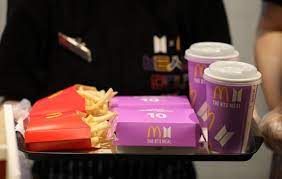 Menu bts meal yang akan dipasarkan di indonesia berisikan 9 buah chiken mcnugget, french fries medium, cola medium, serta cajun dan chili sauce. N1qprdjb6tci7m