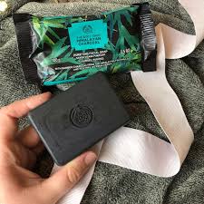 Umstellung Auf Kunststofffreies Gesichtswaschen Die Himalayan Charcoal Soap Von The Body Shop Umstellung Body Shop Skincare Body Shop At Home The Body Shop
