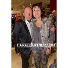 Obwohl sein großvater theaterdirektor und sein vater schauspieler war, hatte er selbst als autodidakt begonnen. Offizielle Webseite Von Fotograf Ing Harald Artner