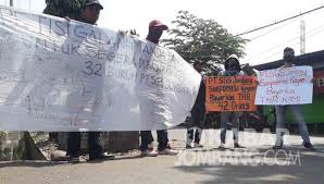 Alasanya yaitu karena hampir di setiap daerah ada. Buruh Plywood Pundong Demo Tuntut Pembayaran Thr Kabar Jombang