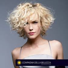 Ma quali sono le tendenze capelli ricci primavera estate 2022 e come scegliere il taglio riccio in base alla forma del viso? Tagli Capelli Ricci Laura Bondesani