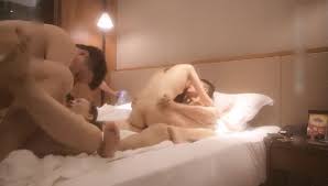 过瘾性爱，四个人在酒店淫荡揉逼吸奶互相乱插嗷嗷呻吟