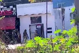Una balacera entre el ejército mexicano y hombres armados se registró este sábado en rincón de guayabitos, aproximadamente a las 9 de la mañana. Fnqduurbskcyrm