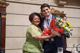 João Felipe Drumond recebe medalha Pedro Ernesto pelo trabalho social da  Imperatriz Leopoldinense