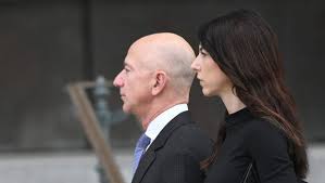 She is currently dating the founder and ceo of 'amazon' jeff bezos. Mackenzie Bezos Height