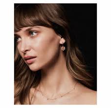 ariloufournier wearing the DELPHINE necklace and ROSE earrings in rose gold