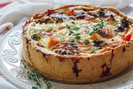 La quiche al salmone è il piatto ideale da servire nelle grandi occasioni. La Quiche Al Salmone Peperoni E Broccoli Per Fare Il Pieno Di Gusto