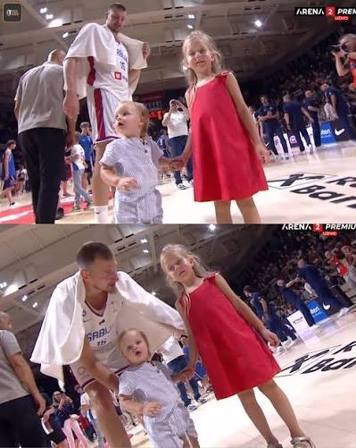 Nešto najlepše – Nikola Jokić sa sinom Ignjatom i ćerkom Ognjenom, posle  pobede Srbije nad Bosnom i Hercegovinom u kvalifikacijama za Svetsko  prvenstvo. Foto: Starsport