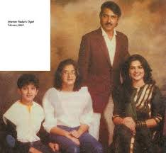 On monday, the actor shared a video of his mother pinky roshan. Hrithik Roshan Rakesh Roshan Pinky Roshan Sunaina Roshan In A Family Portrait Oneshotoneplace Com Osop