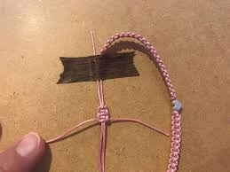 Ein zusätzliches band, in derselben oder einer anderen farbe, wird nun dreimal mit dem geraden knoten. Freundschaftsarmband Diy Anleitung Fur Makramee Armbander