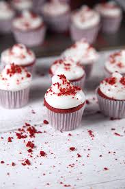 Mini Cupcakes En Velours Rouge Avec Glacage Au Fromage A La Creme Mini Cupcake Recipes Cupcake Recipes Desserts