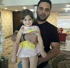 احسان علیخانی یک خواهر دارد و مادرش پرستار است. Ø§Ø­Ø³Ø§Ù† Ø¹Ù„ÛŒØ®Ø§Ù†ÛŒ Ø¨Ú†Ù‡ Ø¨Ù‡ Ø¨ØºÙ„ Ø´Ø¯ Ø¹Ú©Ø³