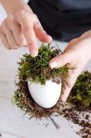 Rustikale blumen rustikale vorhänge deko blumen bad kerzen bodenvase dekorieren rustikaler stil kreative dekoration rustikales design küchen rustikal. Ostereier Aus Moos Selber Machen Eine Diy Idee Fur Die Tischdeko Zu Ostern Blumigo