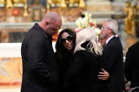 😢 Al funerale di Enrica Bonaccorti: l'ex marito di Arnaldo Del Piave rivela un segreto tra loro.