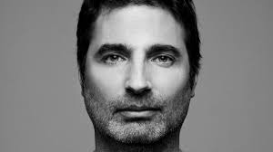 Où vit le sculpteur et designer Richard Orlinski ?