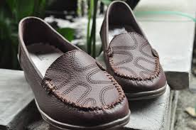 Kondisi ini ditandai dengan perubahan pada kulit, seperti munculnya benjolan, bercak, atau tahi lalat dengan bentuk dan ukuran yang tidak. Kasut Kulit Berjenama Kuadu Abai007