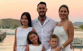 Fue ahí cuando gisella gallardo le mandó una solicitud de conexión, la cual aceptó. Mauricio Pinilla Y Su Hijo Menor Son Iguales En Un Particular Detalle Mamas Bellas Noticias De Mujeres