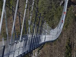 405 Meter Lang 112 Meter Hoch Tiroler Hangebrucke Lockt Wagemutige Osterreich Vol At