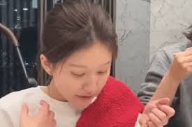 Sao Hàn đua nhau diện trang phục khoe “vòng một”