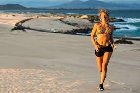 Janni hönscheid ist wegen ihrer stillbilder im netz in der vergangenheit bereits öfter angefeindet niemand müsse sich schämen in der öffentlichkeit zu stillen und ebenso gäbe es kein alter, zu dem. Janni Honscheid Auf Der Welle Des Lebens Fit For Fun