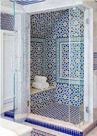 17 Salles De Bains En Zellige Marocain Qui Valent Serieusement Le Detour Idee Salle De Bain Salle De Bain Marocaine Disposition De Salle De Bains