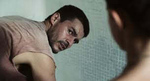 La familia se prepara para el funeral oficial de eduardo, pero la llegada de marcos complica la situación., al igual que una sorpresa de raül. Film Intuition Review Database Film Movement Dvd Review La Familia 2017