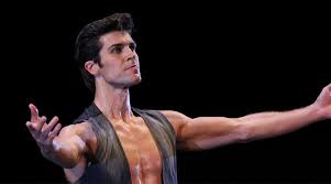 Per chi non avesse avuto ancora l'occasione di vedere alla scoperta delle grandi interpretazioni di roberto bolle, attraverso immagini esclusive, dal. Ondance 2019 In Naples With Roberto Bolle The Free Lessons Program Napolike It