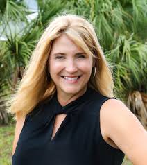 933 Barcarmil Way, Naples, FL 34110