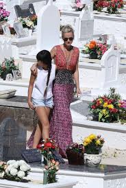 Le jeudi 26 décembre, me gilles gauer, l'avocat de laeticia hallyday a adressé une le cercueil de johnny hallyday n'a pas pu être transféré dans le caveau construit par laeticia hallyday. Laeticia Hallyday Vient Sur La Tombe De Johnny Accompagnee De Ses Filles Jade Et Joy Laetitia Hallyday Idees De Mode Laeticia