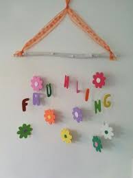 Fruhling Ast Mit Buchstaben Und Blumen Aus Moosgummi Blumen Basteln Basteln Fruhling Basteln Fruhling Kinder