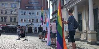 Also wissenschaftlich betrachtet hat der farbverlauf vom regenbogen wohl millionen von farben/farbabstufungen, vereinfacht wird ein regenbogen in zeichnungen usw. Regenbogenflagge Hissen Bundnis 90 Die Grunen Pirnabundnis 90 Die Grunen Pirna