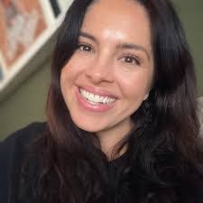 Leah Burris's Instagram, Twitter & Facebook