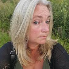 Kära trädgårdsvänner! Är det någon som vet vad detta är för varelse? Kan  det vara en parasit? 🤮