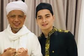 Dua perempuan dalam video tersebut. Sedih Detik Detik Alvin Dan Ameer Melihat Wajah Terakhir Dan Mendapat Kabar Kepergian Ustaz Arifin Ilham