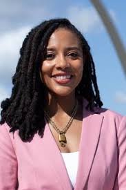 Courtney Waters's Instagram, Twitter & Facebook