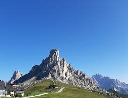 Partenza dal passo giau,si segue buon sentiero fino al rifugio averau,da qui si sale al rifugio vista spettacolare a 360°. Trekking Nasturzio Giorno 6 Dal Passo Giau Al Rifugio Nuvolau