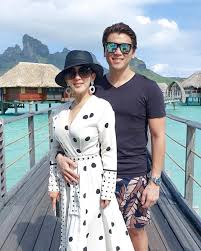 Suami penyanyi syahrini, reino barack, mengungkap alasan hingga saat ini kompas.com/dian reinis kumampung penyanyi syahrini bersama suaminya, pengusaha reino barack dalam. Kaki Bengkak Syahrini Hamil Anak Reino Barack