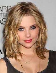 The gradually layered hairs falling freely downwards gives you a slenderize shape to your face. Hairstyles For Thick Wavy Hair Heart Shaped Face Google Search Wavy Hairstyles Medium Medium Hair Styles Medium Length Hair Styles