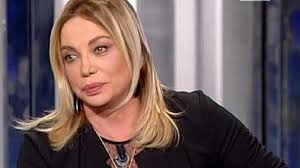 Figlia del doppiatore e direttore del doppiaggio renato izzo, gemella di rossella izzo. Simona Izzo Ma Come Vivo Con 1 000 Euro Di Pensione Maurizio Costanzo Fossi Al Posto Suo