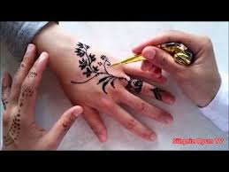 Hint Kinasi Nasil Yapilir Hint Kinasi Yapimi Hint Kinasiyla Dovme Yapimi 5 Youtube El Kina Dovme Hint Kinasi