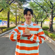 ¡song kang recientemente participó en un reportaje fotográfico para la revista singles! The Striped Polo Shirt Orange And Green Worn By Song Kang On His Account Instagram Songkang B Spotern