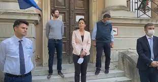 Szél bernadettet és hadházy ákost kidobják az mtva épületéből. Szel Bernadett Tudatosan Rangatjak Elo A Kommenteloket Magyar Hang