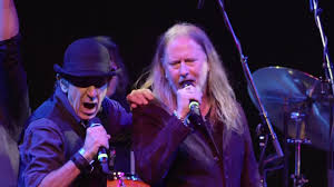 Yeah yeah, keep your eyes on the road, your hand upon the wheel keep your eyes on the road, your ha. Roadhouse Blues Live The Doors Shazam