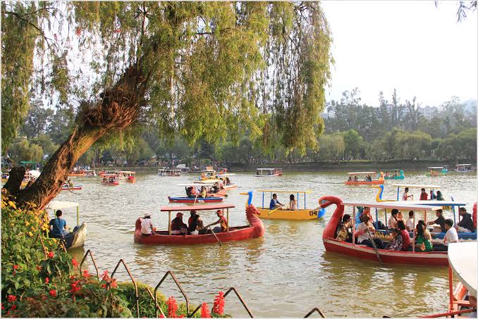 Morning serenity at Burnham Park lake, binuo ng AI