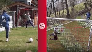 He made his 40 million dollar fortune with schalke 04, bayern münchen, the deutsche national team. Manuel Neuer In Goalkeeper Training In His Own Garden