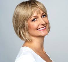 Frisuren ovales gesicht frau neueste die schönsten. Bob Frisur Mit Pony Blond Ab 40 Rundes Gesicht Bob Frisur Kurzhaarfrisuren Rundes Gesicht